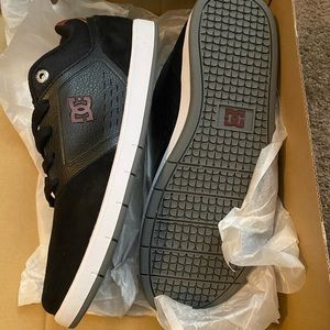 Size 6.5, Men's Cole Skate DC Shoes, black and brown